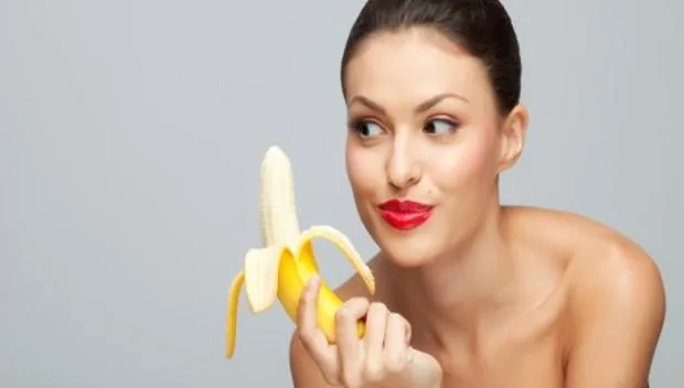 Mulher olhando para banana