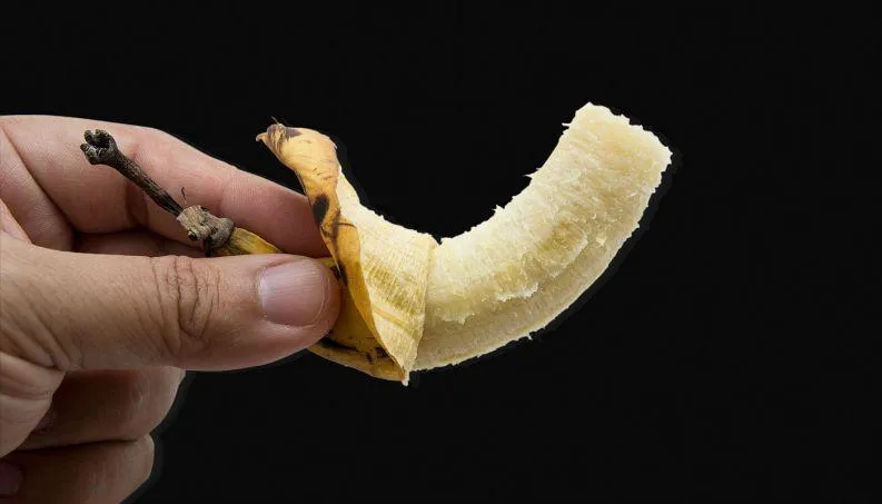 banana pênis torto